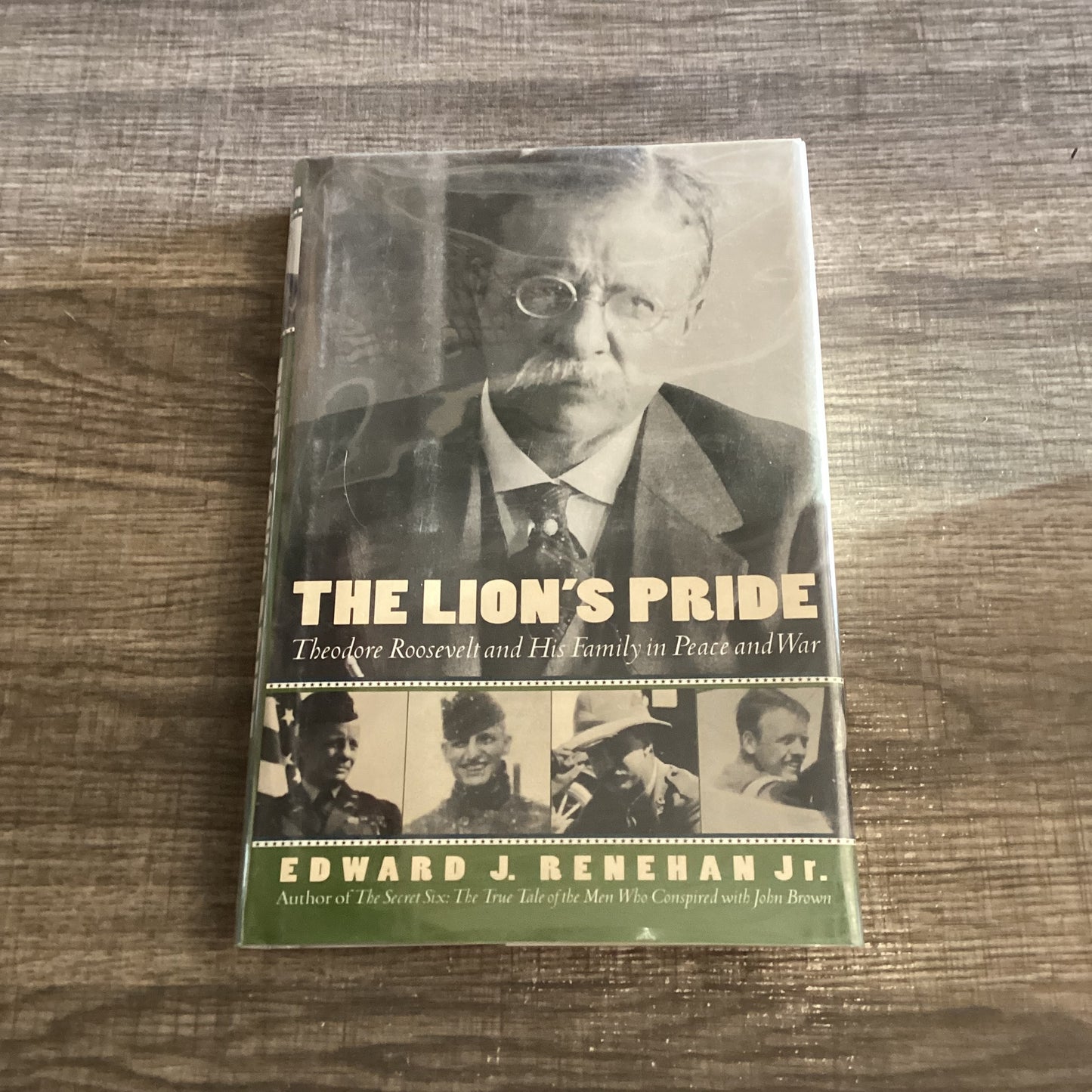 The lions pride
Theodore Roosevelt and his family in peace and war
By Edward J Renehan Jr