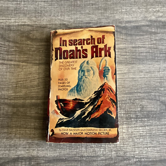 1982 paperback 
Bantam Books 
Good Condition 
War History